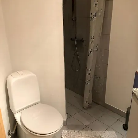 Privat Vaerelse I *
